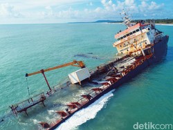 Kapal Tanker Bocor di Nias Utara, Aspal Cemari Laut Hingga Radius 50 Km