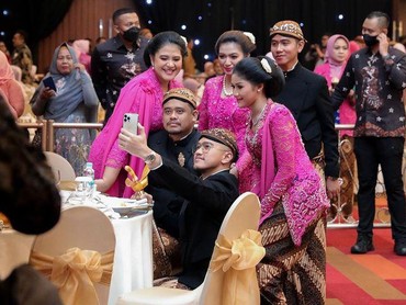 img-title Nahyan Kembali Bertingkah, 10 Potret Keluarga Jokowi di Pernikahan Adik Iriana