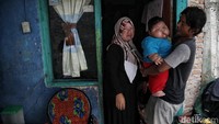 <p>Lahir pada Oktober 2021, bayi asal Bekasi ini sudah memiliki berat sekitar 4 kilogram. Ketika memasuki usia MPASI, bobot Kenzie pun terus bertambah secara tidak wajar. "Pas perubahannya, 6 bulan. Naik sekilo-sekilo," kata Ibunda Kenzie, Pitriah. (Foto: Pradita Utama)</p>