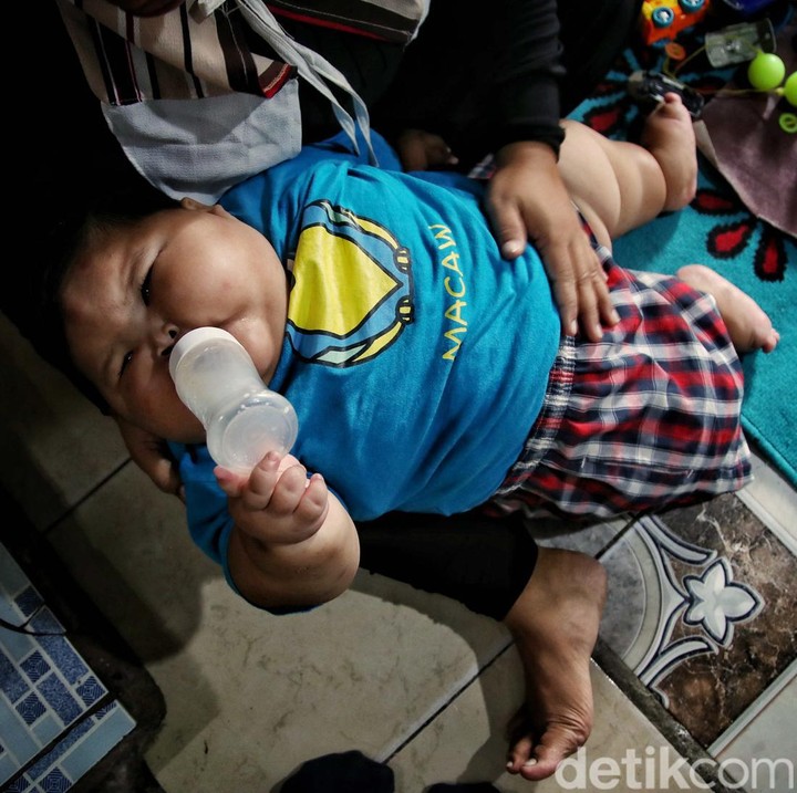 <p>Kenzie tidak mendapatkan ASI sejak lahir karena sang Bunda mengidap batu empedu. Sehingga, ASI-nya pun tidak bisa keluar. Kenize pun hanya mendapatkan air putih dan diberi susu setelah makan. (Foto: Pradita Utama)</p>