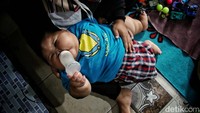 <p>Kenzie tidak mendapatkan ASI sejak lahir karena sang Bunda mengidap batu empedu. Sehingga, ASI-nya pun tidak bisa keluar. Kenize pun hanya mendapatkan air putih dan diberi susu setelah makan. (Foto: Pradita Utama)</p>
