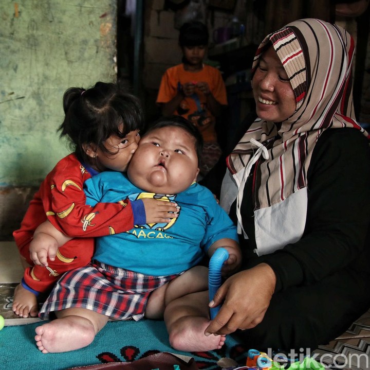 <p>Di usianya ini, Kenzie belum bisa berjalan dan berbicara. Ia hanya bisa duduk dan menyeret badannya. Tak hanya itu, Kenzie juga melewati fase merangkak, Bunda. (Foto: Pradita Utama)</p>