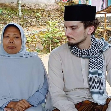 Berkat Aplikasi Kencan Online, Ustazah di Lombok Dinikahi Bule Belgia