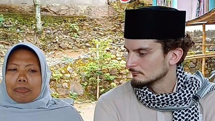 Kisah ustazah di Lombok, NTB menikah dengan bule asal Belgia, viral di media sosial. Kisah ustazah di Lombok, NTB menikah dengan bule asal Belgia, viral di media sosial.