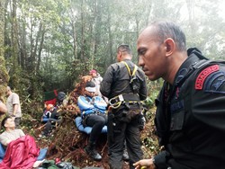 Kopilot dan ADC Kapolda Jambi Berhasil Dievakuasi dari Hutan Kerinci
