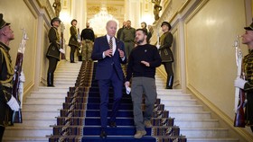 FOTO: Momen Joe Biden Diam-diam ke Ukraina Jelang 1 Tahun Invasi Rusia