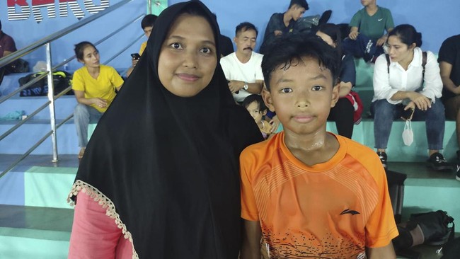 Doa dan harapan orang tua mengiringi langkah-langkah atlet belia di BNI Sirnas B2023 di kota Batam.