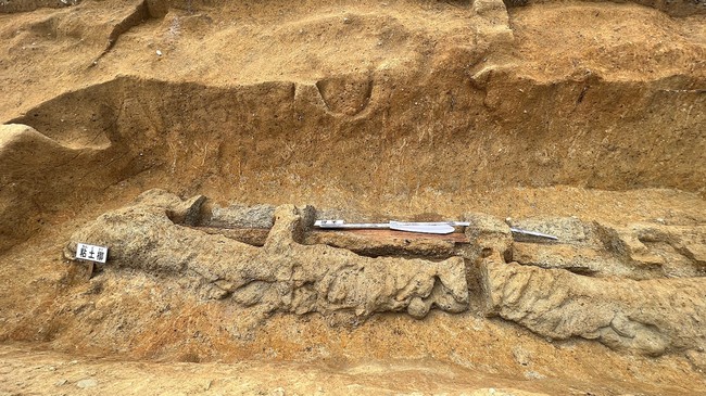 Arkeolog menemukan pedang segi delapan yang diperkirakan berasal dari 3 ribu tahun lalu di sebuah situs makam wilayah Bavaria, Jerman.