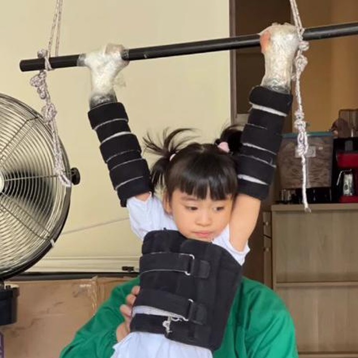 <p>Doa juga mengalir dari para followers di Instagram miliknya. "Dalam nama Tuhan Yesus, saya percaya mukjizat untuk Shan masih ada dan pasti terjadi. Shan pasti sembuh. Tuhan jaga, Tuhan lindungi, Tuhan pulihkan. Amin," kata seorang netizen. "Segala ciptaan Tuhan baik dan sempurna. Shan pasti bisa melewati semuanya untuk dibentuk Tuhan menjadi lebih baik. Semua untuk kemuliaan nama Tuhan," tutur yang lainnya. (Foto: Instagram: @javierjustin)</p>