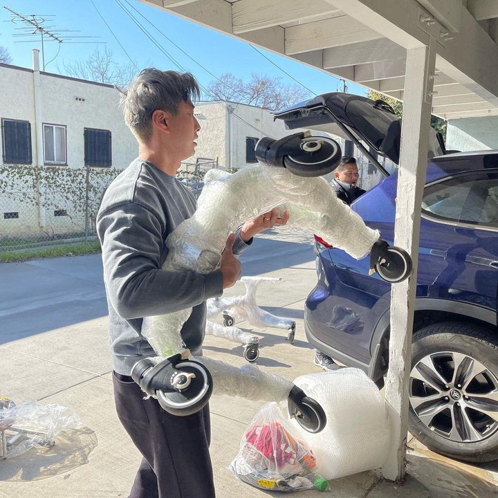 <p>Demi kesembuhan snag anak, Jevier rela menempuh berbagai cara. "Shan, Daddy hari ini pulang bawa alat jalan untuk Shan, yah. Ada alat untuk Cece belajar berdiri dan berjalan. Daddy di Amrik (Amerika) nguli untuk Shan. Jet lag, dingin, capek, dan mahal. Tapi gak apa-apa semua untuk Shan. Semua terbayarkan dengan senyuman manismu Shan," cerita Javier pada laman Instagram-nya. (Foto: Instagram: @javierjustin)</p>