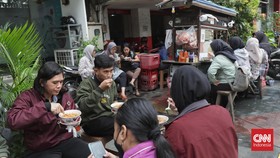 FOTO: Aktivitas Normal Warga di Luar Ruang Sejak PPKM Dicabut