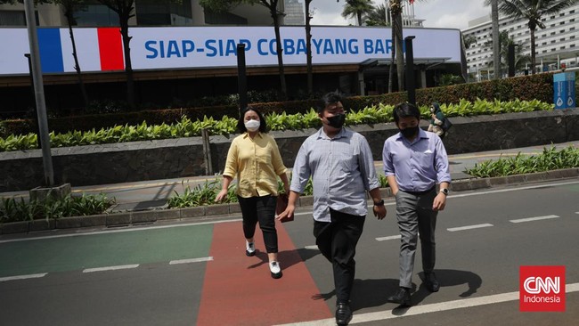 Jika sulit memantau kasus Covid-19, maka ia menyarankan adanya kebijakan isolasi mandiri hanya selama 3-5 hari atau selama mengalami gejala virus tersebut.