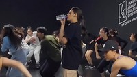 <p>Bunda satu anak ini terlihat sangat energik ketika menari bersama para kru. Ia juga memperlihatkan suaranya yang tetap stabil meski sedang aktif bergerak. (Foto: Instagram @raisa6690)</p>