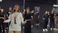 <p>Tak hanya melatih vokalnya, istri Hamish Daud ini juga melakukan beberapa koreografi dalam penampilan lagunya. Ia pun berlatih bersama para <em>dance crew</em> di studio. (Foto: Instagram @raisa6690)</p>