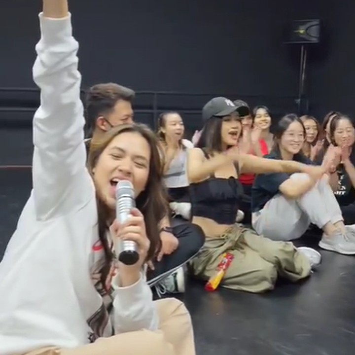 <p>Di sela-sela waktu latihan, Raisa juga sempat bercengkrama dengan para penari latar. <em>"Dance practice untuk #RaisaGBK2023 yang tinggal menghitung hariii omg!! Sooo happy latihan bareng all the dancers yang ngebakar energi dan jadi makin gak sabar buat tgl 25 nanti,"</em> ungkapnya. (Foto: Instagram @raisa6690)</p>