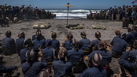 FOTO: Khusyuk Ritual Labuhan Jumenengan Dalem ke-35 Sri Sultan HB X