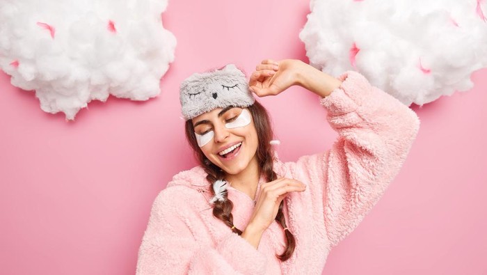 img-title 5 Rutinitas Malam Hari yang Bikin Kulit Jadi Sehat dan Glowing, Terapkan yuk!