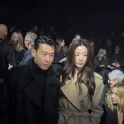 Gaya Menawan Jun Ji Hyun dan Son Heung Min Saat Menghadiri Burberry Show di London