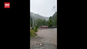 VIDEO: Jalur Padang-Bukittinggi Terputus Akibat Banjir dan Longsor