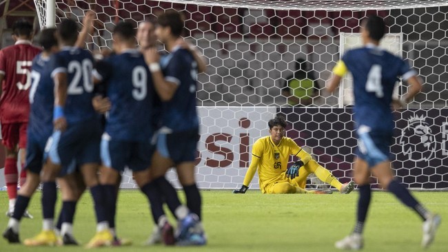 Kiper Timnas Indonesia U-20 Daffa Fasya Sumawijaya mengukir dua catatan gemilang di Piala Asia U-20 2023.