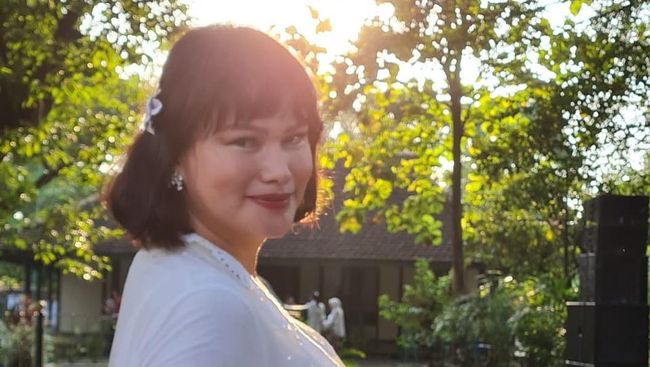 Tresi Trinita mantan model berdiri di tengah hutan