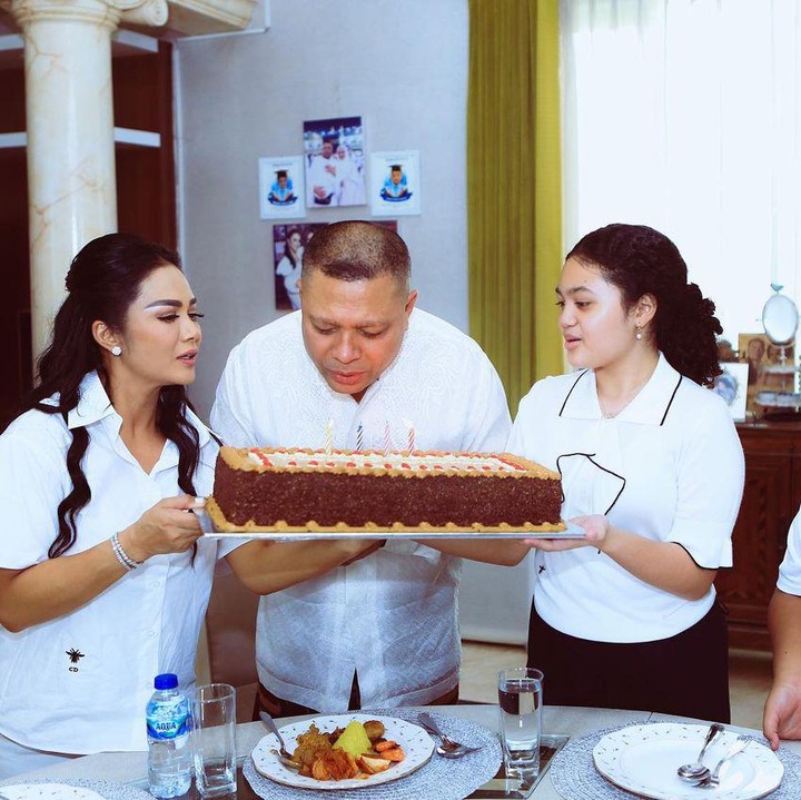<p>Krisdayanti beserta kedua anak mereka, Amora dan Kellen mempersembahkan kue berukuran besar yang diberikan untuk Raul Lemos. (Foto: Instagram @krisdayantilemos)</p>