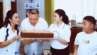 <p>Krisdayanti beserta kedua anak mereka, Amora dan Kellen mempersembahkan kue berukuran besar yang diberikan untuk Raul Lemos. (Foto: Instagram @krisdayantilemos)</p>