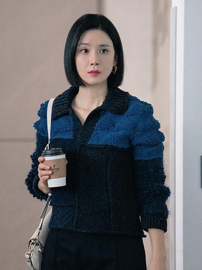 Untuk casual business, gaya rajutan atau wool jumper cardigan semi-formal dengan bawahan celana kain senada sangat cocok. Di sini pemeran Go Ah In tersebut mengenakan Patchwork Wool JumperIn Space Multi dari Botegga Veneta./ Foto: JTBC