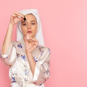 6 Kesalahan Memakai Serum yang Bikin Hasil Nggak Maksimal, Wajib Hindari!