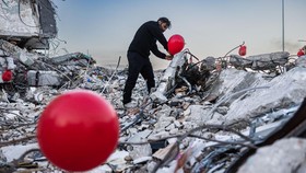 FOTO: Balon Merah di Reruntuhan Bangunan Gempa Bumi Turki