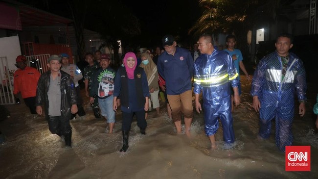 Khofifah meminta asesmen BBWS Brantas, BBWS Bengawan Solo, Pemkab Gresik, dan Pemprov Jatim disatukan sebagai bentuk evaluasi dan mitigasi pascabanjir Gresik.