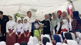 Berbuat Baik Bagikan Alat Sekolah buat Siswa SD Korban Gempa Cianjur