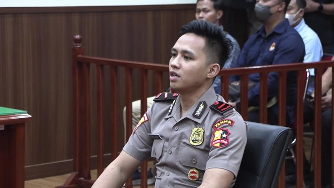 Richard Eliezer (Bharada E) tidak dipecat, tetapi sanksi demosi dan mutasi oleh komite etik Polri terkait pelanggaran penggunaan senjata api.