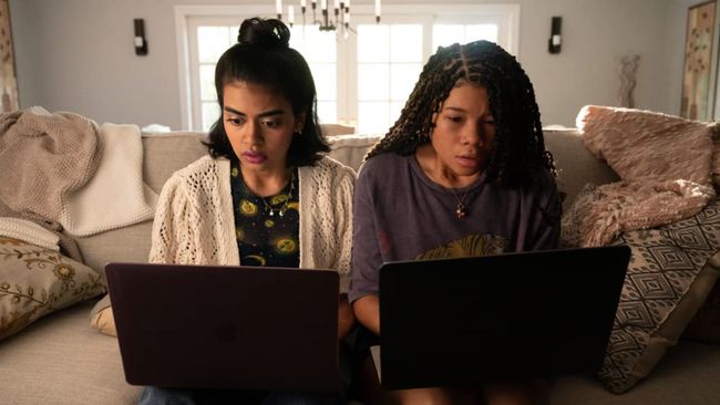 Missing mendapatkan review positif dari kritikus karena berhasil menghadirkan ketegangan sama seperti pendahulunya, Searching (2018).