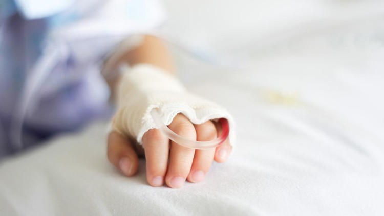 Ilustrasi Penyebab Leukemia pada Anak Saline intravenous (iv) drip in a Children's patient hand