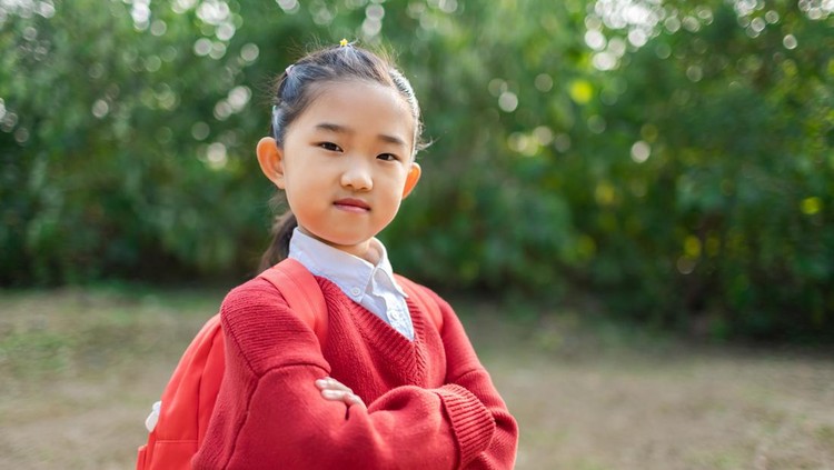 Ilusttasi Anak Percaya Diri Schoolgirl Arms Crossed