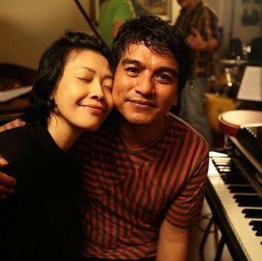 7 Potret Harmonis Indra Lesmana dan Istri yang Sudah Menikah 24 Tahun