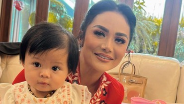img-title Ini Kado Spesial Krisdayanti di Ulang Tahun Pertama Ameena