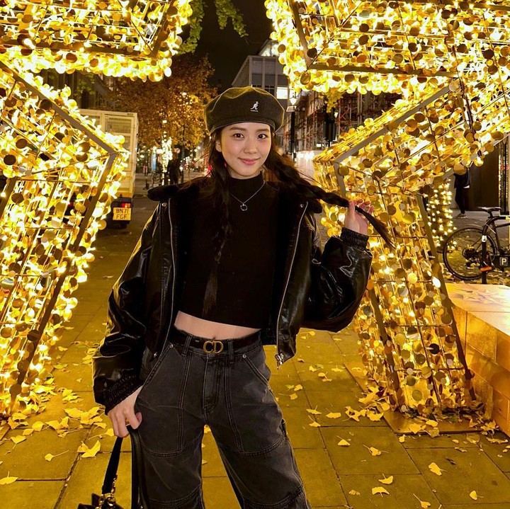 <p>Dari beberapa potret yang Bubun bagikan, kira-kira OOTD mana yang bisa Bunda tiru seperti bungsu dari tiga bersaudara ini? (Foto: Instagram @sooyaaa_)</p>