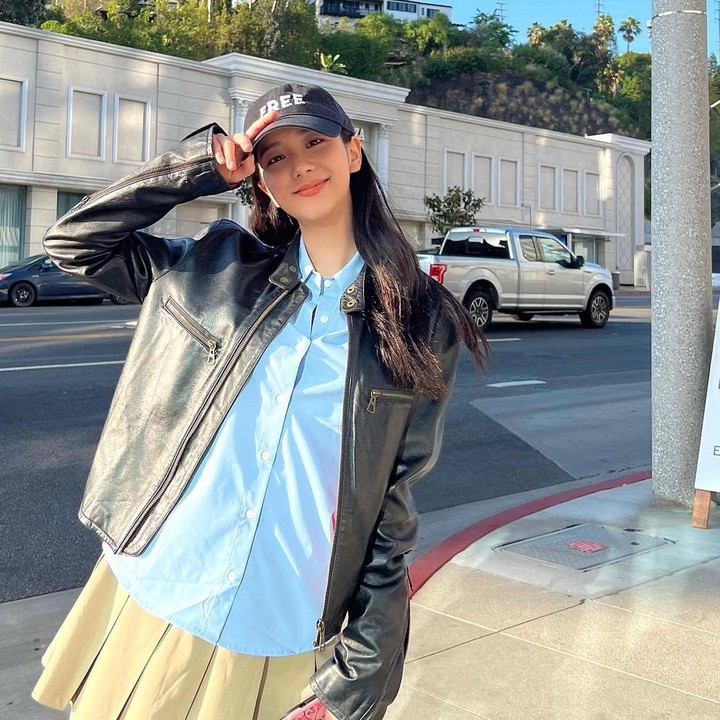 <p>Lebih lanjut, YG Entertainment juga dikabarkan berencana untuk syuting video musik solo Jisoo di beberapa lokasi dari seluruh dunia. Ini demi memaksimalkan daya tarik Jisoo yang akan debut solo menyusul ketiga member grupnya. (Foto: Instagram @sooyaaa_) <br /><br /><br /></p>
