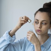 Jangan Sampai Terbuang Sia-sia! Ini 5 Kesalahan Memakai Serum yang Bisa Bikin Hasilnya Nggak Maksimal