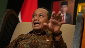 Bahlil Blak-blakan Alasan Investasi Foxconn di RI Ngaret