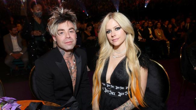 Avril Lavigne dan Mod Sun digosipkan putus setelah bertunangan pada Maret 2022.