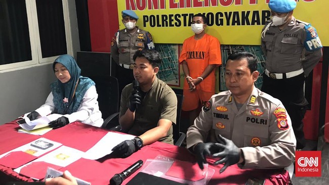 Polresta Yogyakarta menangkap seorang honorer Dinkes Kalbar di Pontianak yang melakuan calo sertifikat vaksin Covid dengan praktik tembak PeduliLindungi.
