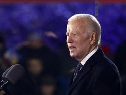 Momen Biden Tersandung gegara Karung di Wisuda Akademi AU