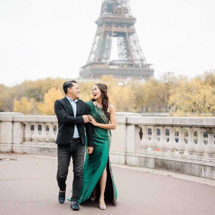 <p>"Dreams do come true. Belum pernah ke Paris, dari kecil selalu punya mimpu suatu hari bisa ke Paris bersama orang tercinta. Mimpi itu akhirnya terwujud di akhir 2022 ini, kesampaian dijak ke Paris sama orang tercinta," kata Melanie. (Foto: Instagram: @melanieputria)</p>