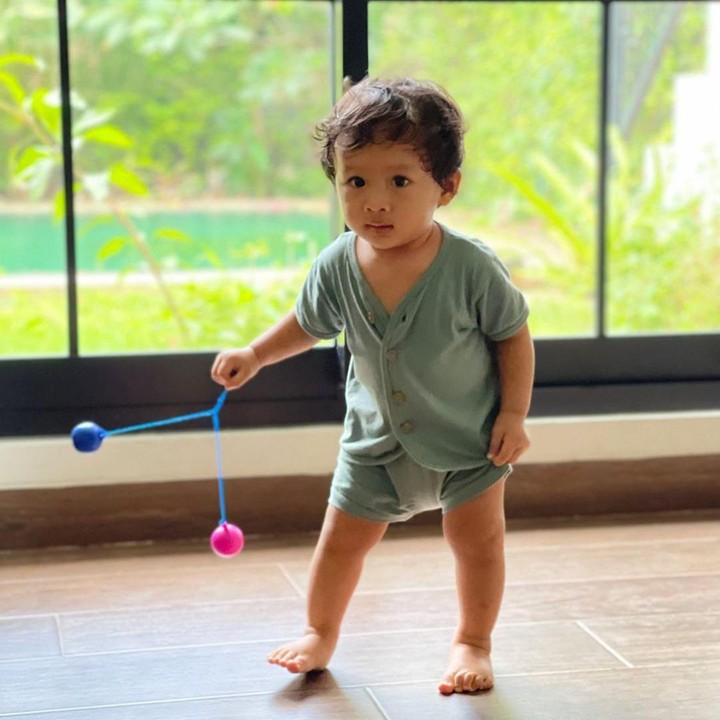 <p>Setelah dilahirkan, baby Hydro harus masuk ke dalam ruang NICU karena saat melahirkan, air ketuban Olivia dalam keadaan kering. Setelah semalaman, Olivia akhirnya bisa memeluk baby Hydro. (Foto: Instagram: @oliviazallianty)</p>