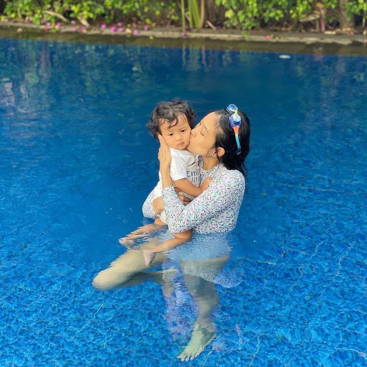 <p>Setelah menikah dengan Ndaru Kusumo, Olivia Zalianty dikaruniai seorang anak, Bunda. Bayi berjenis kelamin laki-laki ini diberi nama Hydro Putro Kusumo. (Foto: Instagram: @oliviazallianty)</p>