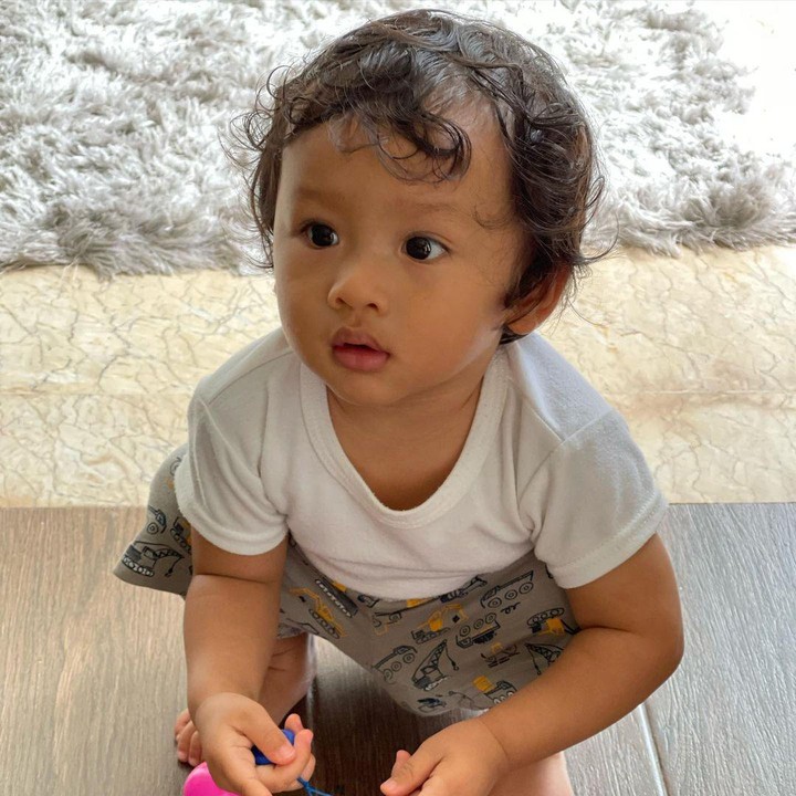 <p>Potret baby Hydro ini pun menarik perhatian banyak netizen. Mereka mengatakan baby Hydro memiliki paras tampan dan sangat menggemaskan. (Foto: Instagram: @oliviazallianty)</p>