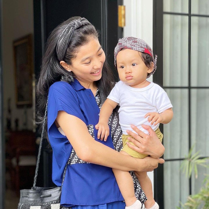 <p>Olivia kerap membagikan kegiatannya bersama baby Hydro pada laman media sosialnya. Keduanya bahkan sering tampil mengenakan batik dan belangkon, lho. (Foto: Instagram: @oliviazallianty)</p>
